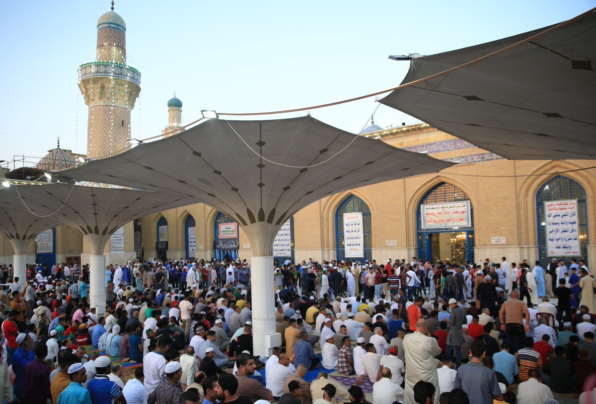 صلاة العيد من أحد مساجد الأعظمية (من تويتر)