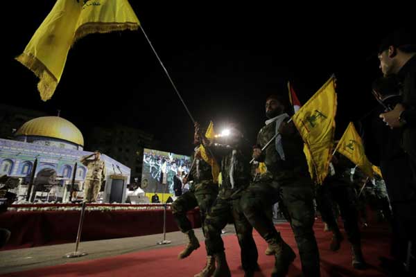 عناصر من حزب الله يشاركون في مسيرة بمناسبة يوم القدس، في الضاحية الجنوبية لبيروت، في 31 مايو 2019