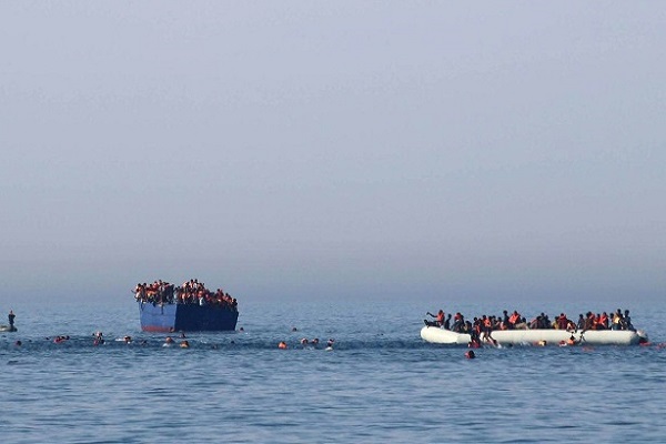 صورة نشرتها منظمة ألمانية غير حكومية في 16 نيسان/أبريل 2017 يبدو فيها مهاجرون يسبحون قرب مركب يغرق، قبل عملية إنقاذ قبالة السواحل الليبية