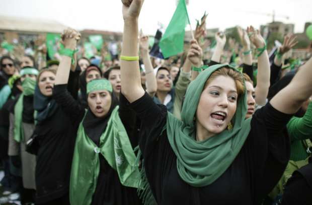 ايرانيات يهتفن من أجل الحرية خلال احتجاجات الحركة الخضراء 