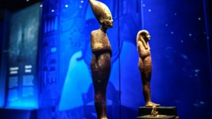مصر تطالب بريطانيا بوقف بيع رأس تمثال منسوب لتوت عنخ أمون