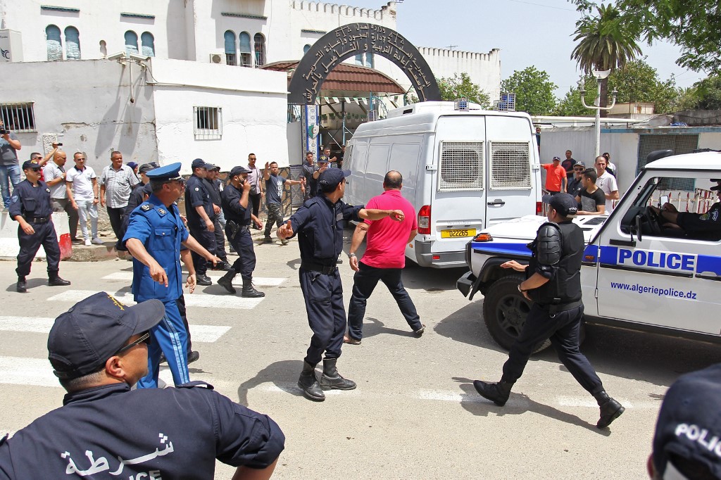 اشتباكات بين الشرطة ومحتجين أمام محكمة أمرت بايداع سلال السجن