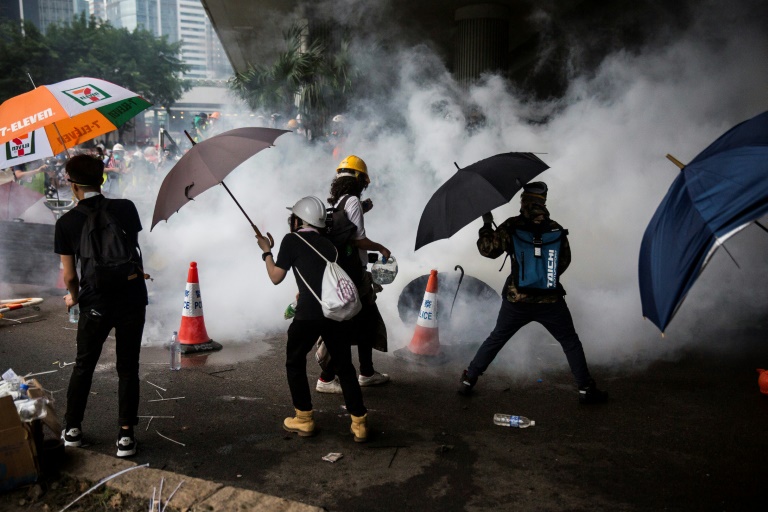 الشرطة تطلق الغاز المسيل للدموع على متظاهرين في هونغ كونغ في 12 حزيران/يونيو 2019