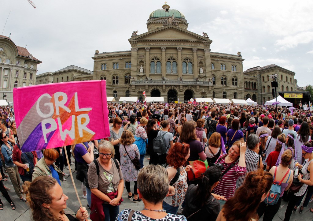 نساء سويسرا يتظاهرن للمطالبة بالمساواة في الأجور