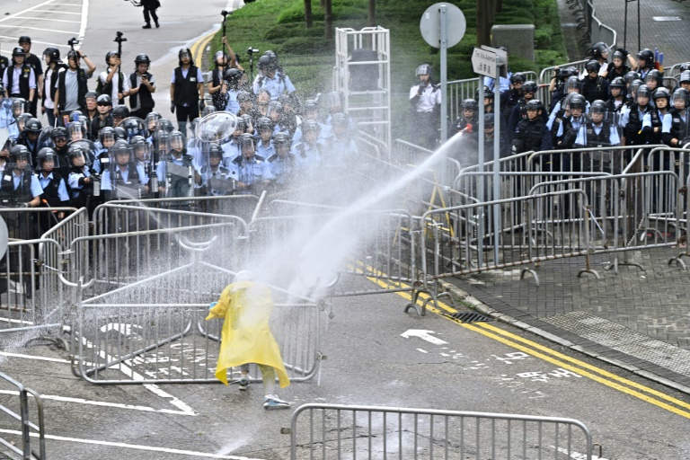 شرطة هونغ كونغ تستخدم خراطيم المياه ضد متظاهرين قرب مقر الحكومة في 12 حزيران/يونيو 2019 