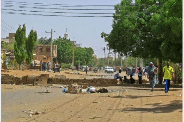 حاجز نصبه متظاهرون على طريق في العاصمة السودانية الخرطوم 