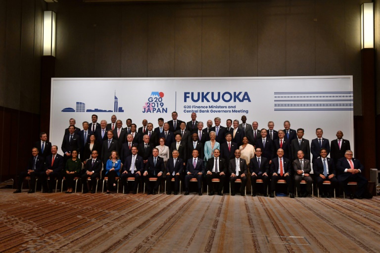 صورة جماعية لأعضاء الوفود المشاركة في اجتماع وزراء مالية وحكام مصارف دول مجموعة العشرين في التاسع من حزيران/يونيو 2019