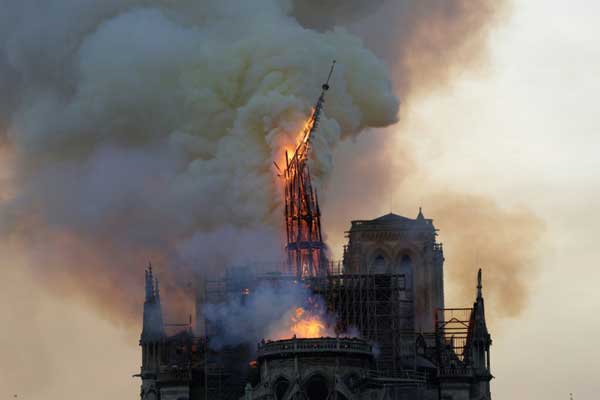 حريق كاتدرائية نوتردام في باريس بتاريخ 15 إبريل 2019