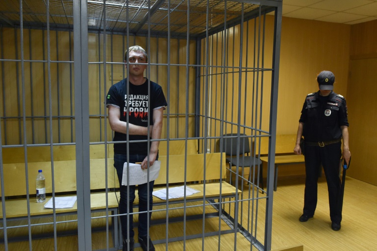 الصحافي الاستقصائي الروسي ايفان غولونوف أمام محكمة في موسكو في 8 حزيران/يونيو 2019