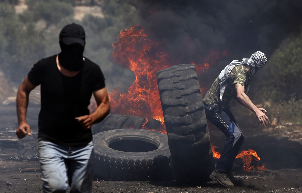 فلسطينيون يحرقون عجلات مطاطية على الحدود بين غزة وإسرائيل