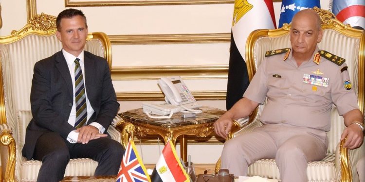 وزير الدفاع المصري مستقبلا الوزير لانكستر (صورة من وزارة الدفاع المصرية)