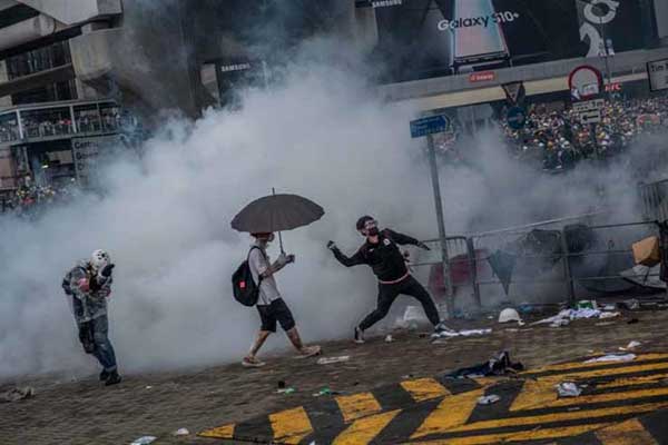 توترات في هونغ كونغ رافقت الإعلان عن قرب إقرار مشروع قانون يتم بموجبه تسليم مطلوبين إلى الصين