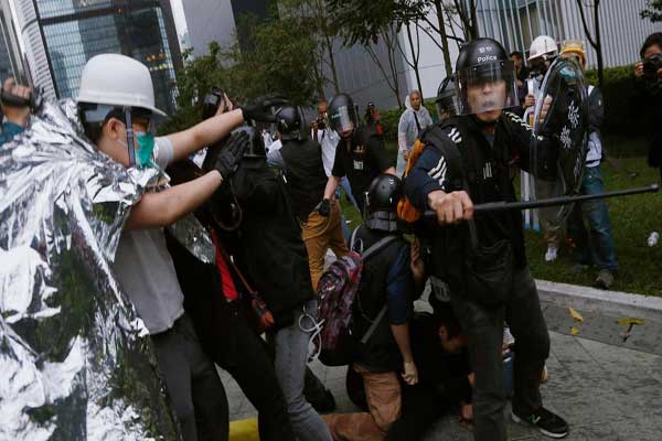 الشرطة تعوق متظاهرين من الوصول إلى البرلمان في هونغ كونغ