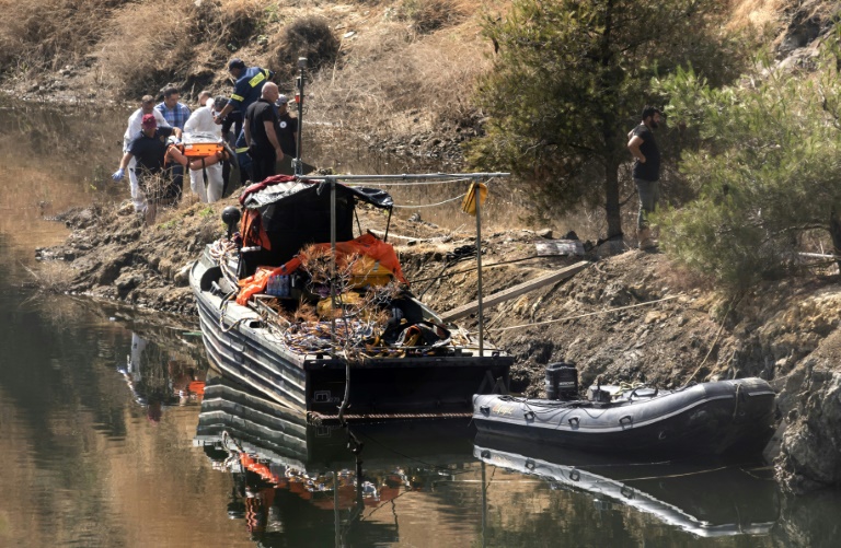 شرطيون قبرصيون ينقلون جثة طفلة عثر عليها في قاع بحيرة جنوب غرب نيقوسيا في 12 حزيران/يونيو 2019 