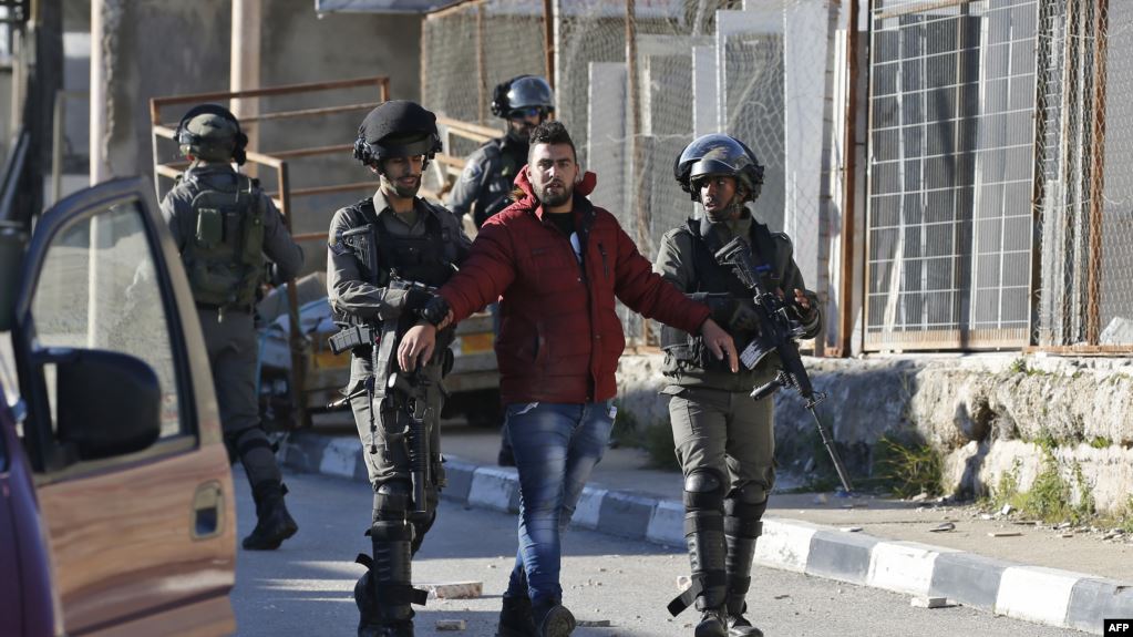  الجيش الإسرائيلي يعتقل اربعة فلسطينيين