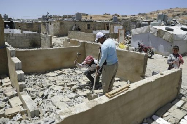 لبنان يفرض على اللاجئين السوريين تدمير غرف بنوها في مخيمات عشوائية
