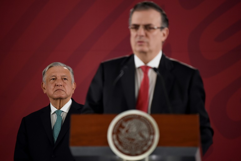 الرئيس المكسيكي أندريس مانويل لوبيز أوبرادور (يسار) يستمع إلى وزير الخارجية مارسيلو إيبرارد خلال مؤتمر صحافي في مكسيكو بتاريخ 10 حزيران/يونيو 2019