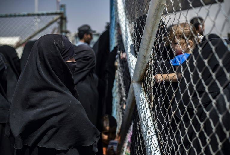 نازحون في مخيم الهول في شمال شرق سوريا يستعدون لركوب حافلة والخروج من المخيم في الثالث من حزيران/يونيو 2019، التاريخ الذي أخرجت السلطات الكردية فيه حوالى 800 نازح سوري معظمهم من النساء والأطفال من المخيم