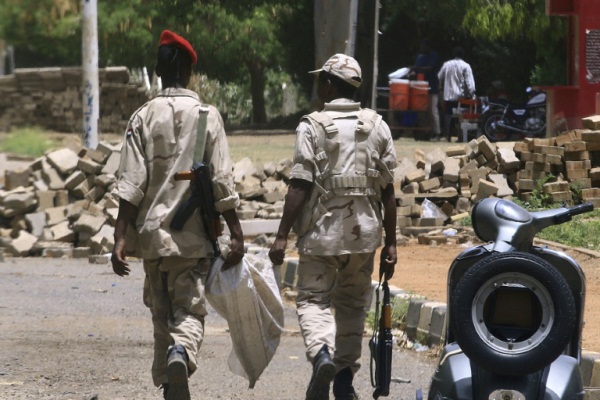 عنصران من قوات الدعم السريع خلال دورية في شارع النيل في الخرطوم 