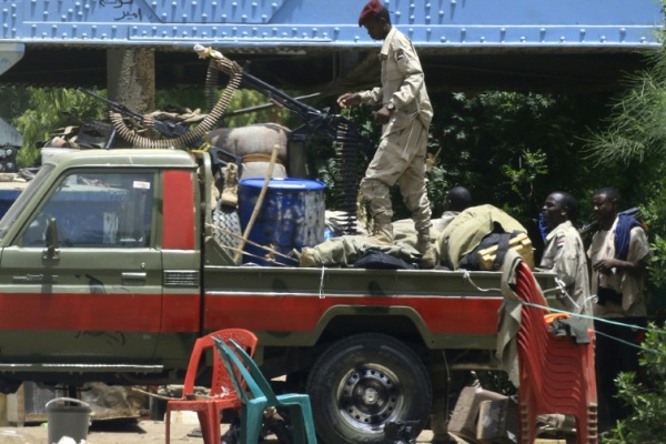 عناصر من قوات الدعم السريع تجوب شارع النيل في الخرطوم بتاريخ 10 يونيو 2019