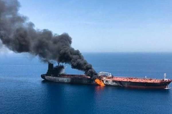 تصاعد النيران والدخان من ناقلة النفط النروجية التي تعرضت إلى هجوم مع ناقلة يابانية في خليج عُمان