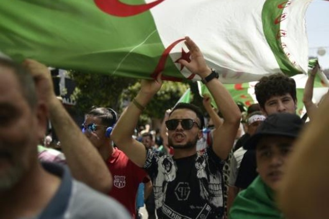 جزائريون يتظاهرون في وسط العاصمة