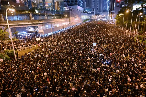 الشباب في الصف الأول من المواجهة في هونغ كونغ