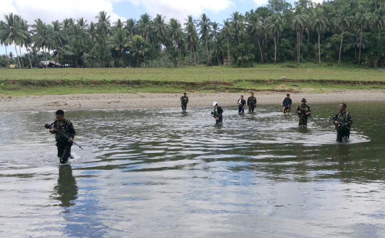 جنود فيليبينيون ينتشرون في مدينة اينابانغا في ولاية بوهول في وسط الفيليبين للتصدي للجماعات الإسلامية في 12 أبريل 2017