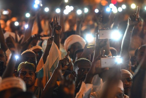 قطع الانترنت لم يخرس المحتجين في السودان