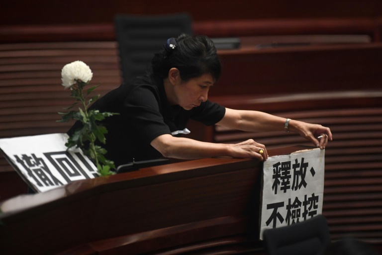 استجواب نيابي لرئيس أمن هونغ كونغ على خلفية العنف في التظاهرات