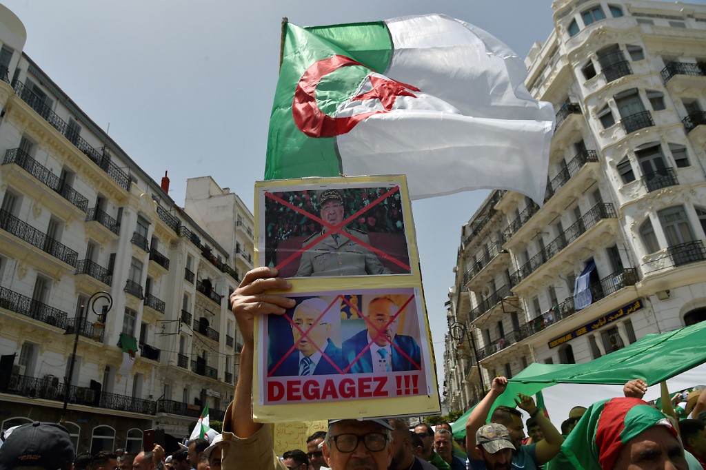تظاهرة في الجزائر تطالب برحيل رموز النظام