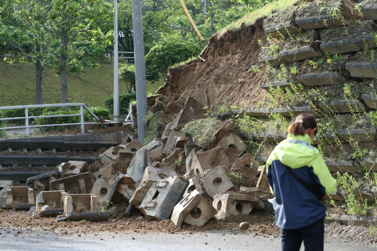 26 جريحًا إثر زلزال قوي وتسونامي في اليابان