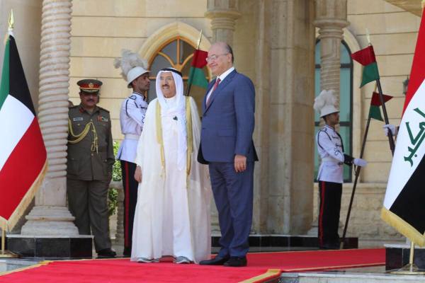 الرئيس صالح مستقبلا أمير الكويت بالقصر الرئاسي في بغداد