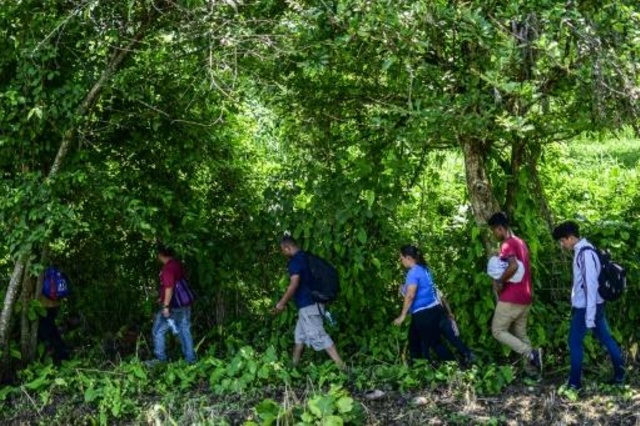 مهاجرون من أميركا الوسطى خلال محاولتهم العبور من المكسيك إلى الولايات المتحدة في 9 حزيران/يونيو 2019