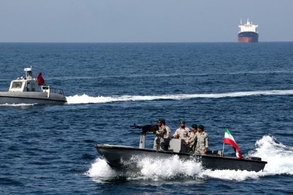 زوارق عسكرية ايرانية في مضيق هرمز