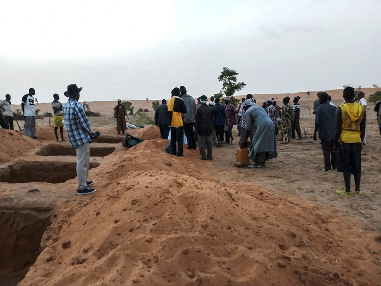 سكان من عرقية دوغون يجهزون القبور في قرية سوباني كو بعد اعرضها لهجوم في 9 حزيران/يونيو 2019