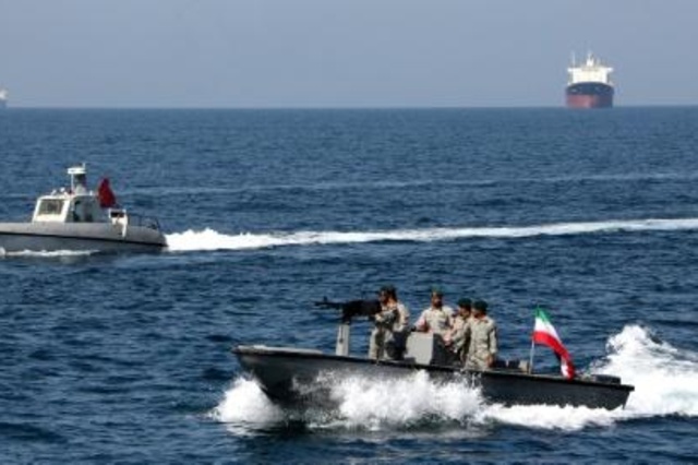 زوارق عسكرية ايرانية في مضيق هرمز بمناسبة 