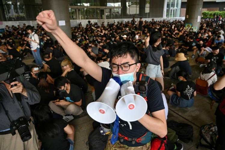 المتظاهرون يغلقون شارع رئيسيا بالقرب من البرلمان في هونغ كونغ