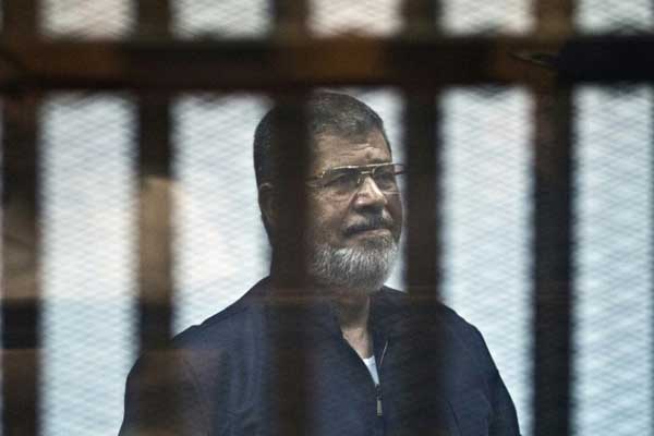 صورة أرشيفية للرئيس المصري السابق محمد مرسي في قفص المحكمة في 12 يونيو 2015