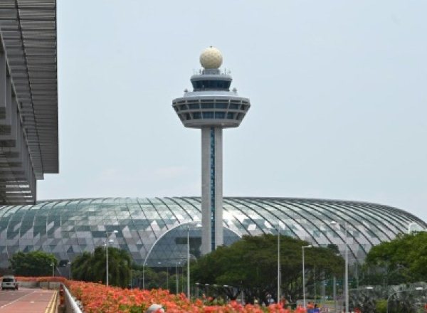 إغلاق مدرج في مطار سنغافورة بسبب تحليق طائرات مسيرة