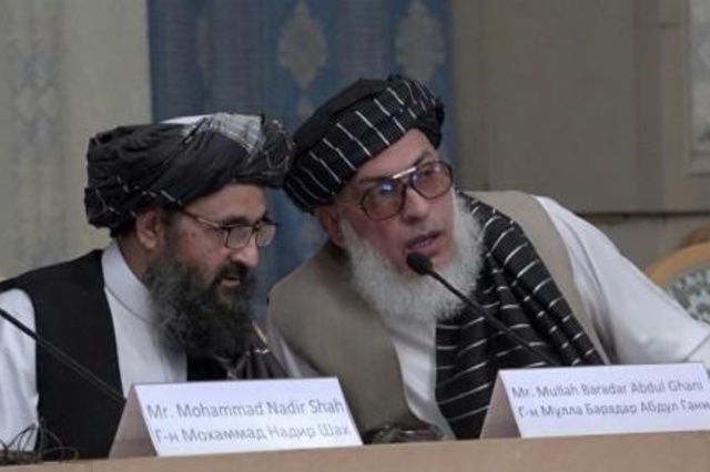 ممثلان عن طالبان خلال محادثات مع مسؤولين أفغان في موسكو