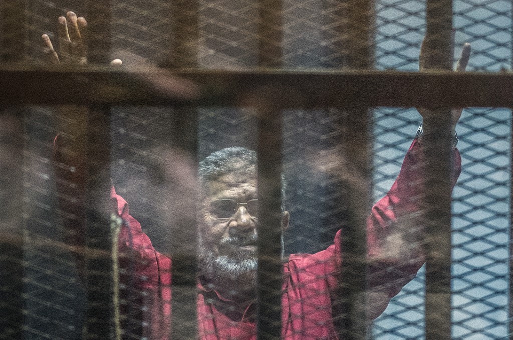 الرئيس المصري المعزول محمد مرسي خلف القضبان