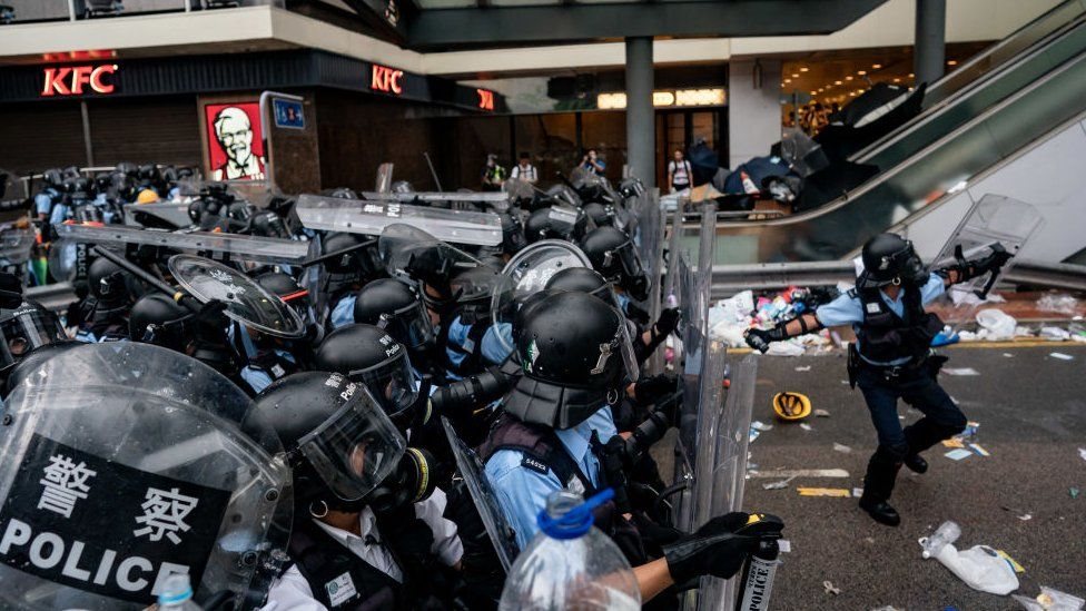 مظاهرات هونغ كونغ: آلاف المتظاهرين يحاصرون مقر قيادة الشرطة