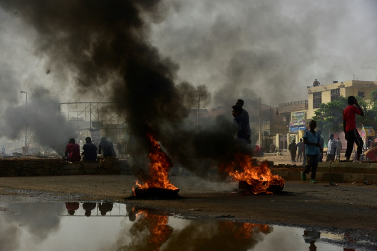المجلس العسكري الحاكم في السودان يدعو المحتجين لمفاوضات دون شروط