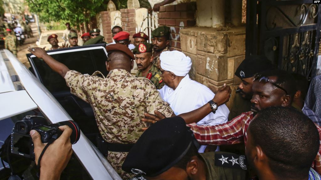 الرئيس السوداني المخلوع عمر البشير أثناء اقتياده إلى سجن كوبر، إثر مثوله أمام المحكمة بتهم فساد