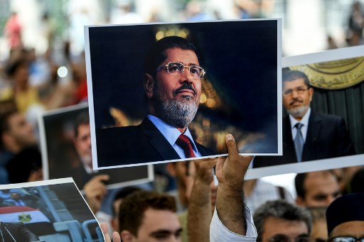 متظاهرون في تركيا يرفعون صور محمد مرسي