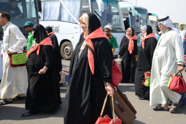 حجاج عراقيون الى السعودية عبر معبر عرعر بين البلدين