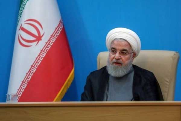 صورة وزعتها الرئاسة الإيرانية للرئيس حسن روحاني خلال اجتماع مع وزراء في طهران في 25 يونيو 2019