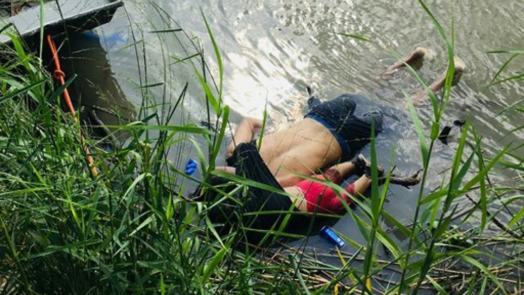 صورة لجثة المهاجر السلفادوري أوسكار مارتينيز راميريز وطفلته طافيتين على بطنيهما بعد غرقهما أثناء محاولتهما عبور نهر ريو غراندي في ماتاموروس بولاية كواهويلا المكسيكية للوصول إلى الولايات المتحدة في 24 حزيران/يونيو 2019 ا ف ب/ا ف ب