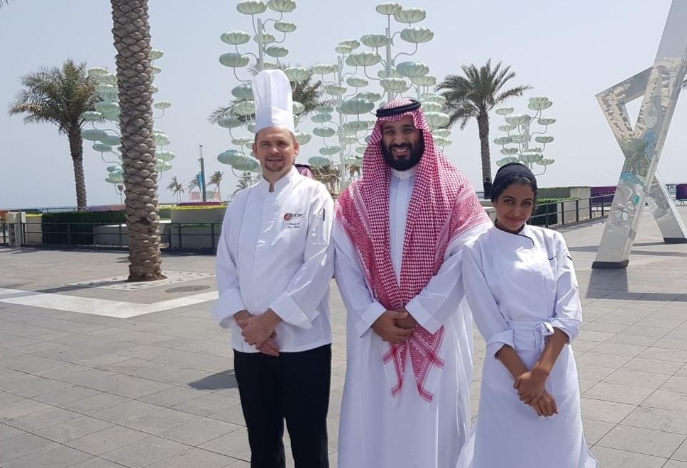 ولي العهد السعودي مع عاملين في مطعم